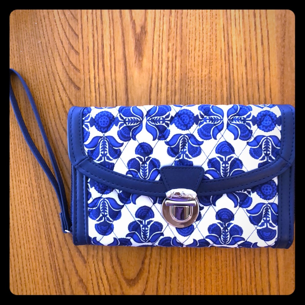 NWOT Vera Bradley Ultimate Wristlet- Cobalt Tile